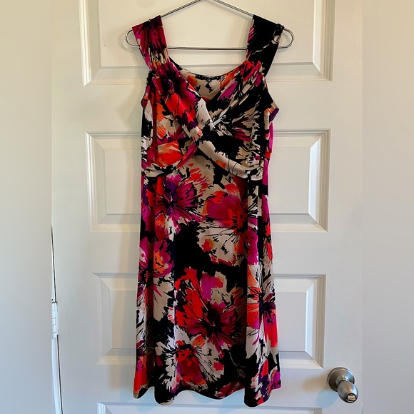 Tiana B. Dresses & Skirts - Abstract Floral Dress